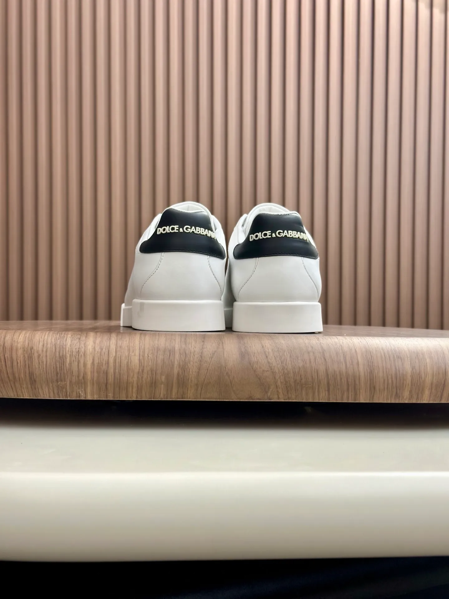 New product 💰800 DG Dolce & Gabbana men's shoes 💰ortofino calfskin sneakers ♞size; 39~44 (customized 38.45.46) Iconic men's shoes 💰ortofino series of sneakers, classic and timeless style, now presented with fashionable details. The calfskin engraved DG logo is a subtle finishing touch. Men's shoes💰ortofino calfskin sneakers: